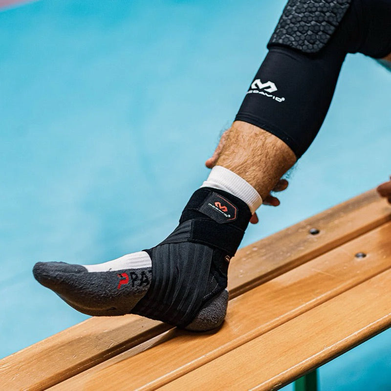 Mcdavid 4303 PHANTOM ANKLE BRACE WITH ADVANCED STRAPPING & FLEX-SUPPORT STIRRUP STAYS